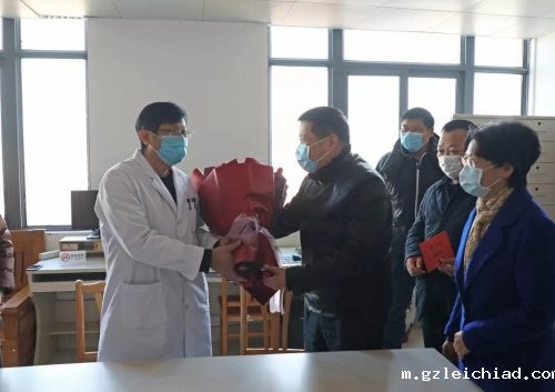 太和县委副书记潘江徽一行慰问支援湖北护士王敏家属