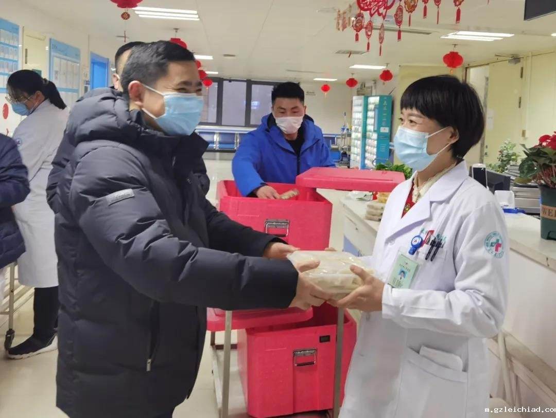 除夕夜，伟德betvlctor官网入口院长赵曙光一行为一线医护人员送来了暖心饺子