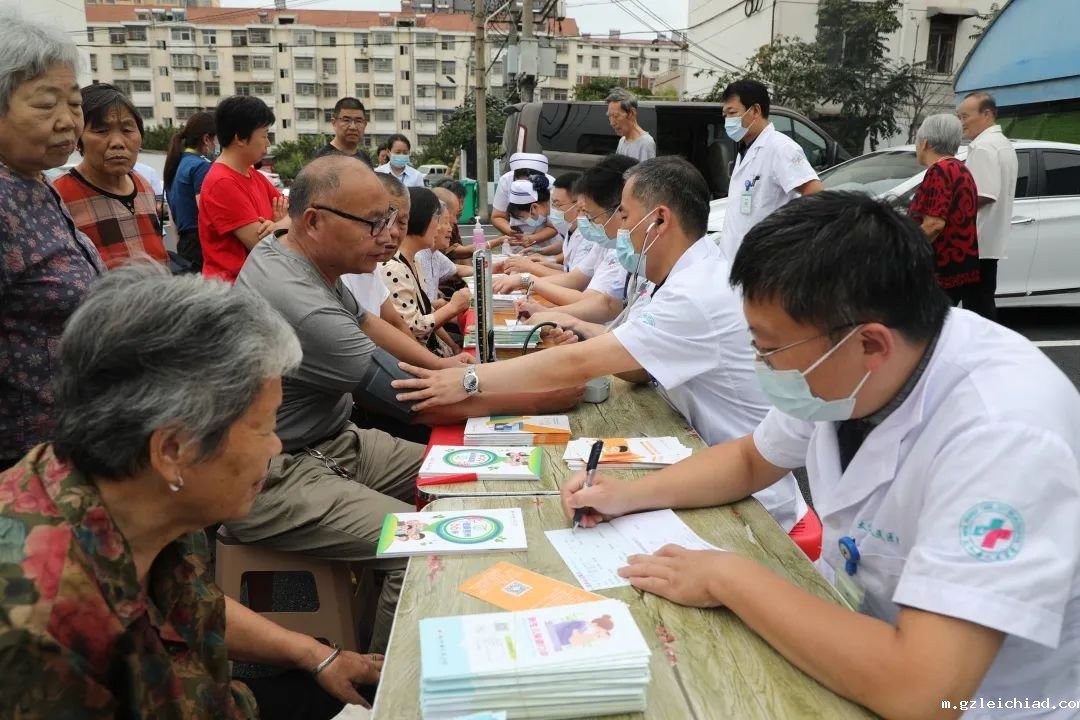 伟德betvlctor官网入口组织开展“文明创建有我”暨太医名医 “中秋送健康”活动