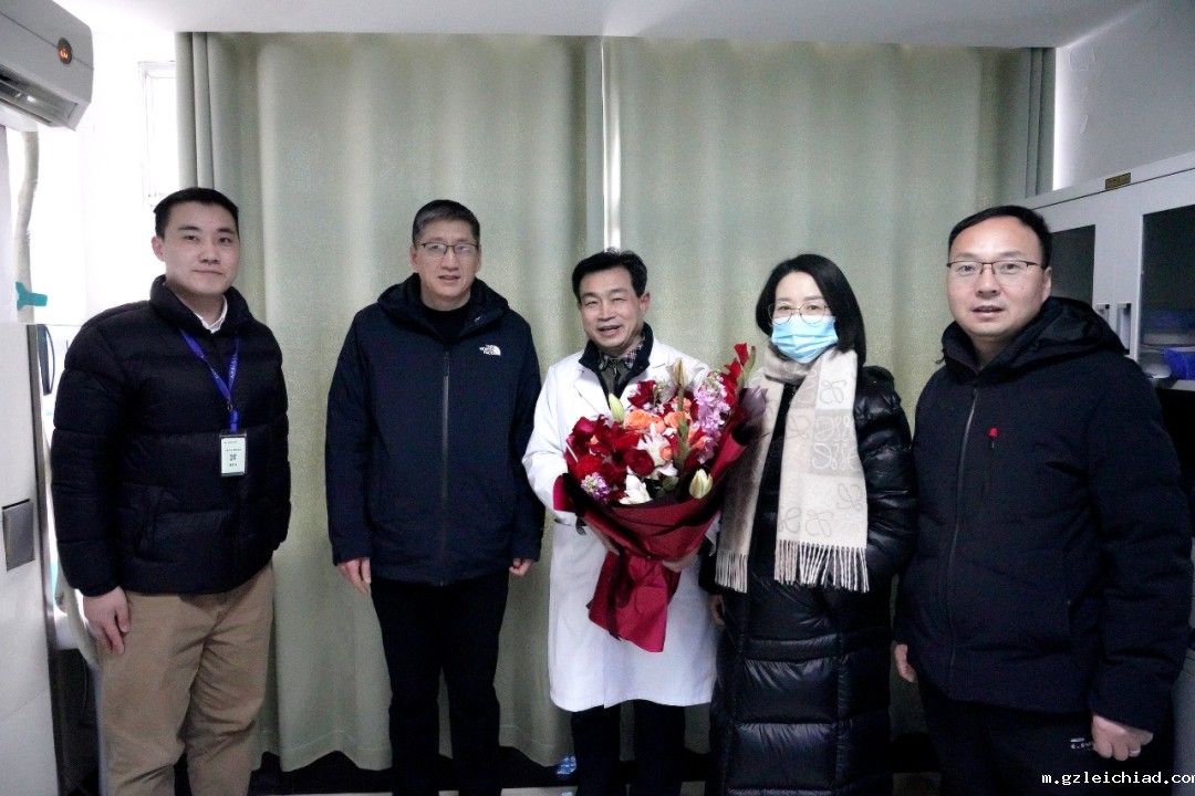 岁寒送暖 伟德betvlctor官网入口暖心慰问离退休老同志