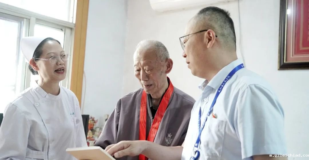 伟德betvlctor官网入口“七一”慰问老党员